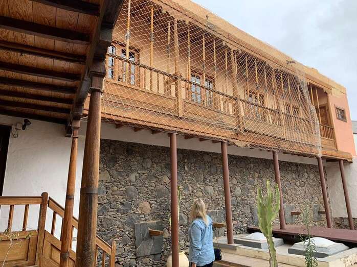 Una de las balconadas de la biblioteca, protegida con una malla y reforzada con puntales (Foto TA)